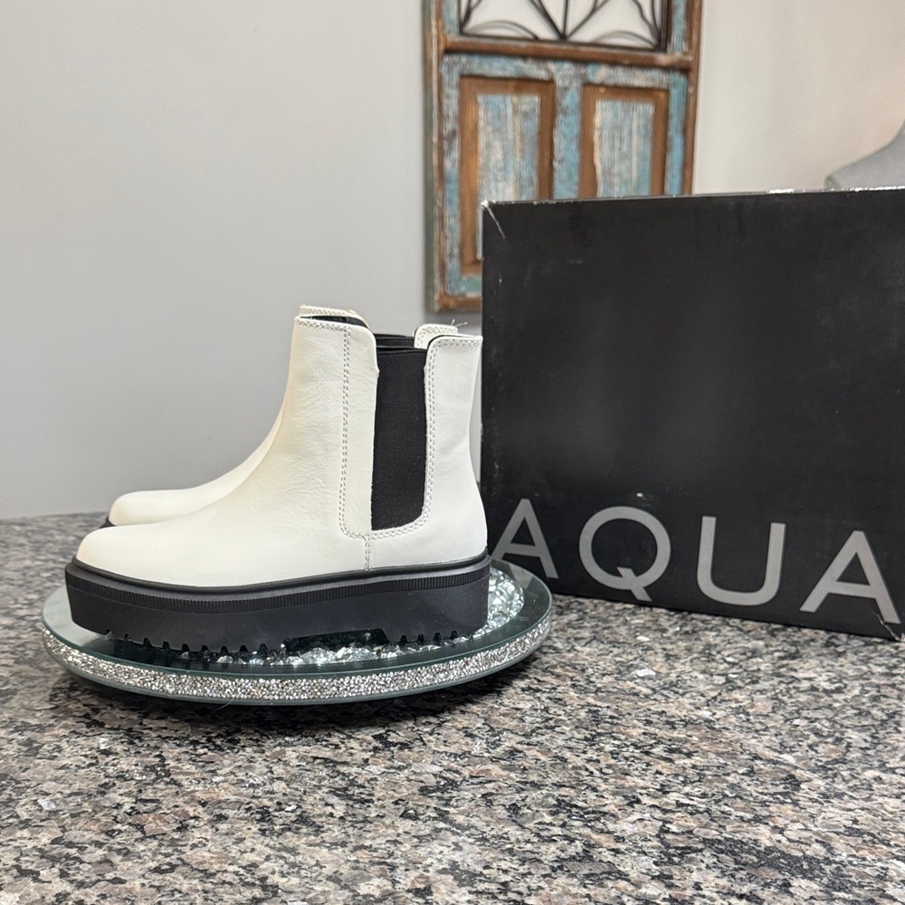 Aqua Loren white leather Boots NWT 7